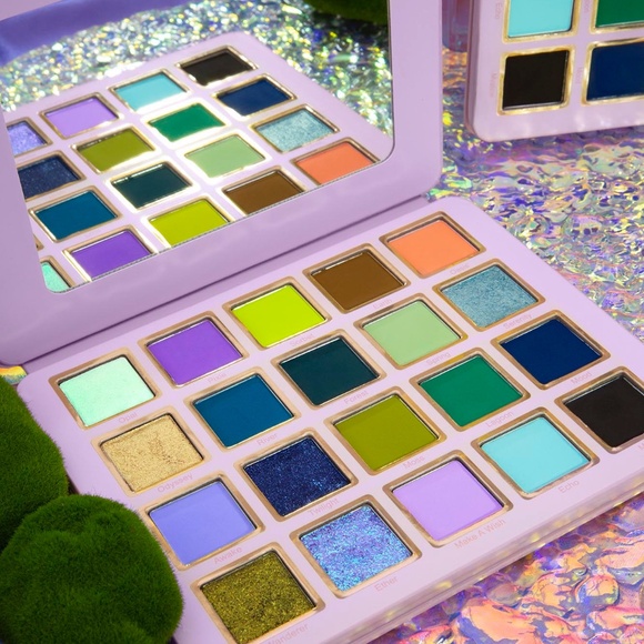 Cosmic Brushes "Serenity" eyeshadow palette - Picture 4 of 12